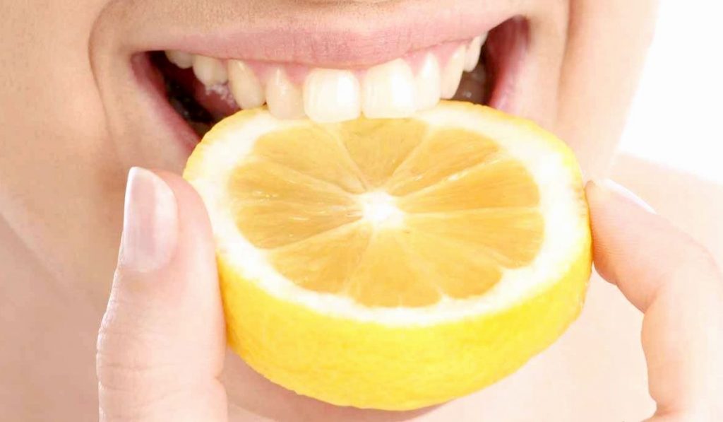 Как отбелить зубы лимоном